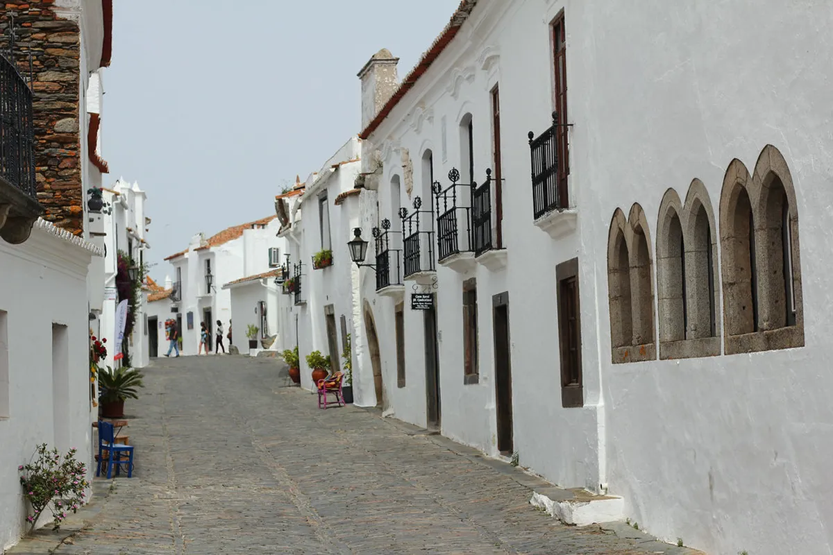 Monsaraz: Medieval Charm and Lake Alqueva Boat Tours in Évora, Portugal