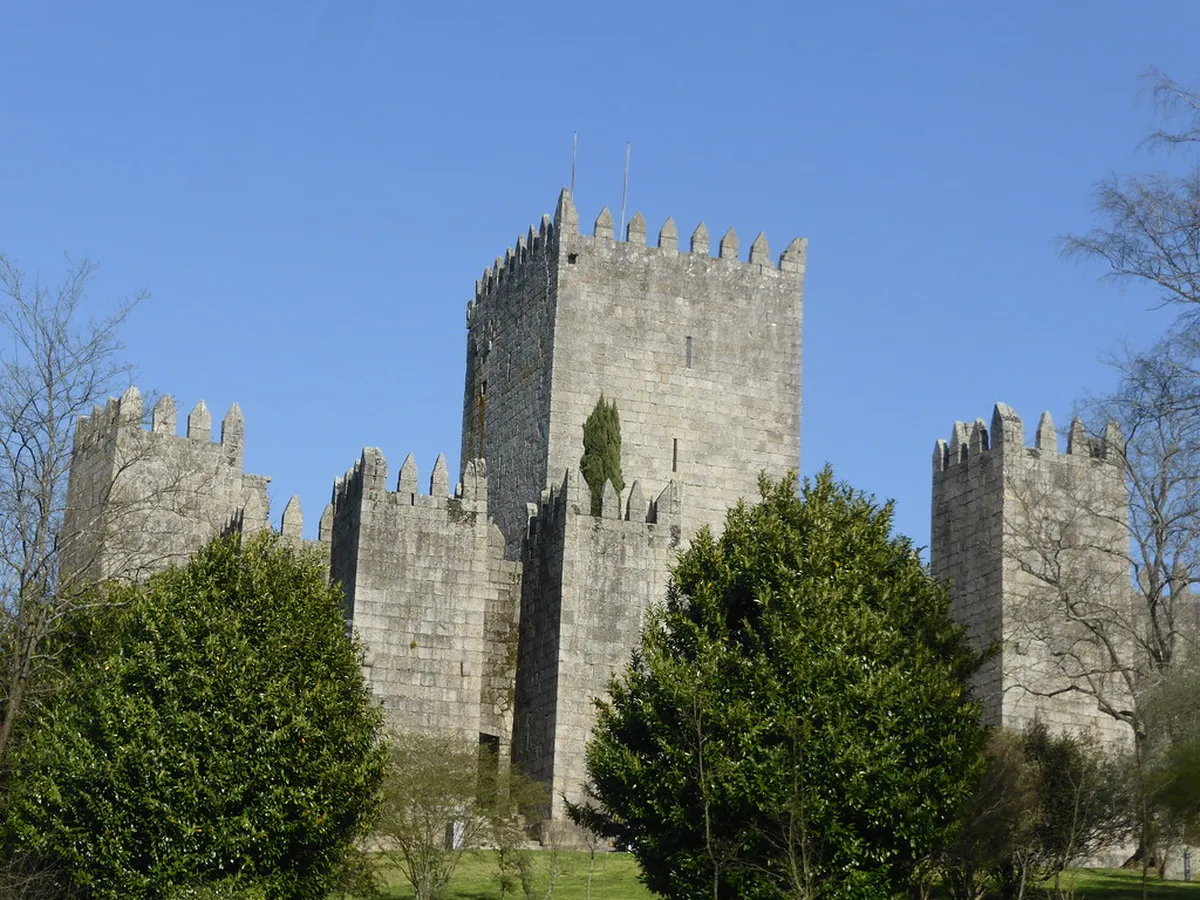 9 Essential Tips for Visiting Guimarães Castle