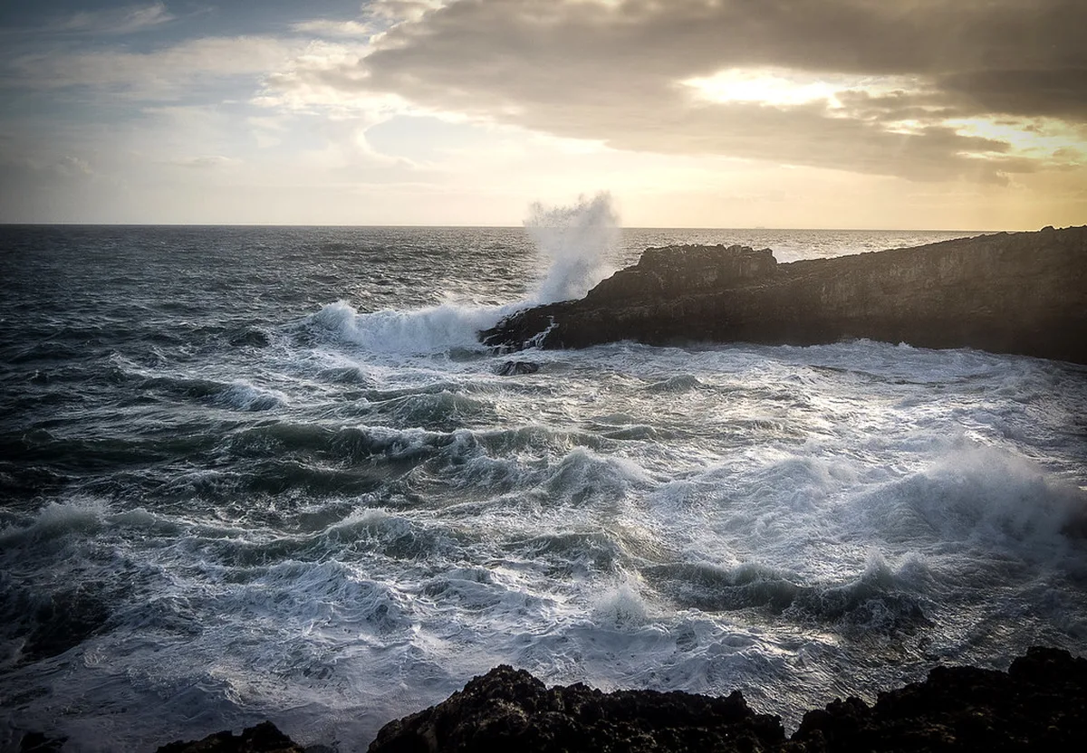 Lisbon Beaches Guide: 2026 Day Trips to Cascais, Caparica & Beyond