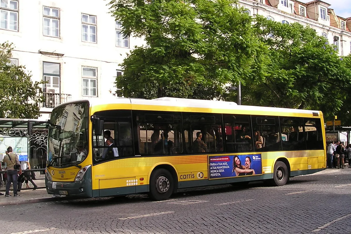 Lisbon Buses and Carris Guide: Routes, Tickets, Tips (2026)