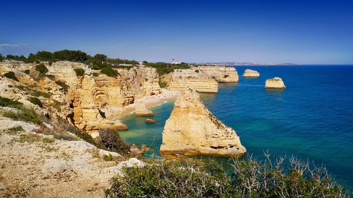 11 Essential Tips for Your Praia da Marinha Guide