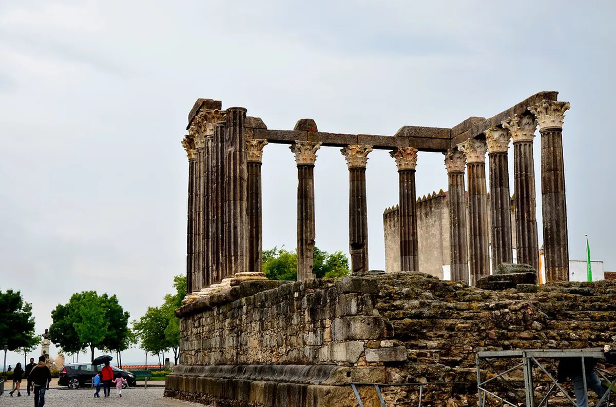 Architectural Highlights: The Corinthian Columns in Évora, Portugal